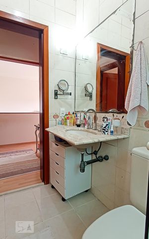 Casa de condomínio à venda com 322m², 4 quartos e 4 vagas Casa de condomínio à venda com 322m², 4 quartos e 4 vagasBanheiro social