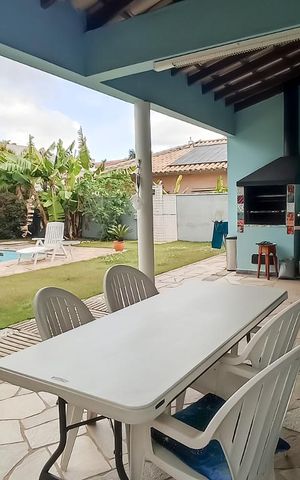 Casa de condomínio à venda com 322m², 4 quartos e 4 vagas Casa de condomínio à venda com 322m², 4 quartos e 4 vagasPiscina e churrasqueira