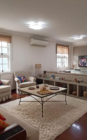 Casa de condomínio à venda com 322m², 4 quartos e 4 vagas Casa de condomínio à venda com 322m², 4 quartos e 4 vagasSala