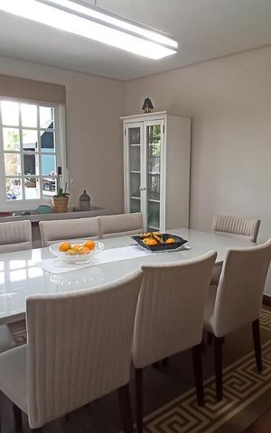 Casa de condomínio à venda com 322m², 4 quartos e 4 vagas Casa de condomínio à venda com 322m², 4 quartos e 4 vagasSala de jantar