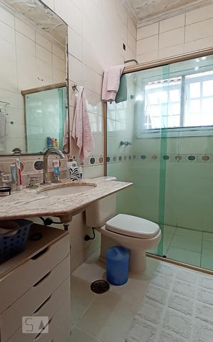 Casa de condomínio à venda com 322m², 4 quartos e 4 vagas Casa de condomínio à venda com 322m², 4 quartos e 4 vagasBanheiro social