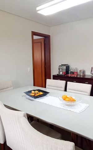 Casa de condomínio à venda com 322m², 4 quartos e 4 vagas Casa de condomínio à venda com 322m², 4 quartos e 4 vagasSala de jantar