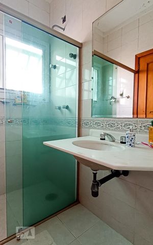 Casa de condomínio à venda com 322m², 4 quartos e 4 vagas Casa de condomínio à venda com 322m², 4 quartos e 4 vagasBanheiro da suíte
