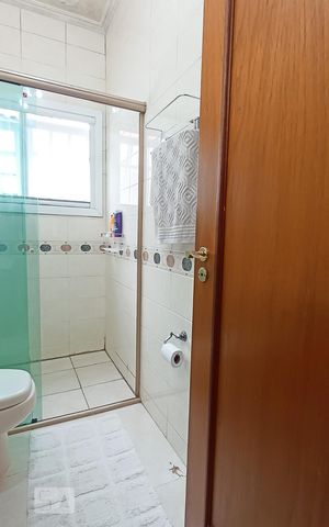 Casa de condomínio à venda com 322m², 4 quartos e 4 vagas Casa de condomínio à venda com 322m², 4 quartos e 4 vagasBanheiro social
