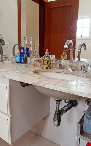 Casa de condomínio à venda com 322m², 4 quartos e 4 vagas Casa de condomínio à venda com 322m², 4 quartos e 4 vagasDetalhe banheiro suíte master - Pia