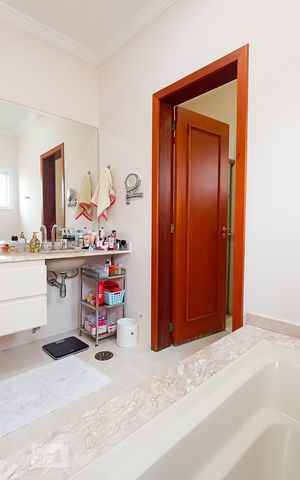 Casa de condomínio à venda com 322m², 4 quartos e 4 vagas Casa de condomínio à venda com 322m², 4 quartos e 4 vagasBanheiro suíte master