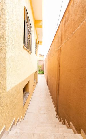 Casa à venda com 150m², 3 quartos e 2 vagasCorredor externo