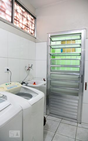 Casa à venda com 107m², 4 quartos e 2 vagas Casa à venda com 107m², 4 quartos e 2 vagasLavanderia