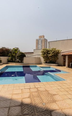 Apartamento à venda com 210m², 4 quartos e 5 vagas Apartamento à venda com 210m², 4 quartos e 5 vagasÁrea comum - Piscina