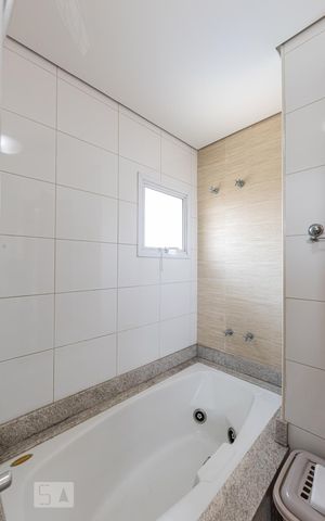 Apartamento à venda com 210m², 4 quartos e 5 vagas Apartamento à venda com 210m², 4 quartos e 5 vagasBanheiro Suite 2