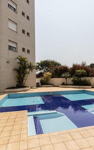 Apartamento à venda com 210m², 4 quartos e 5 vagas Apartamento à venda com 210m², 4 quartos e 5 vagasÁrea comum - Piscina