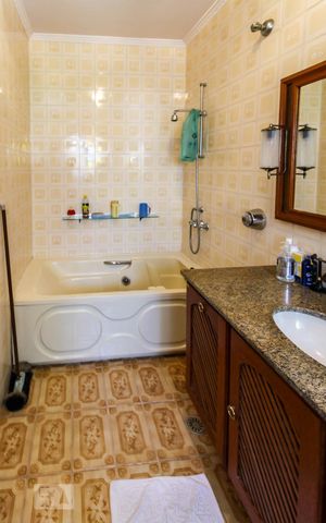 Casa à venda com 243m², 3 quartos e 2 vagas Casa à venda com 243m², 3 quartos e 2 vagasBanheiro da Suíte