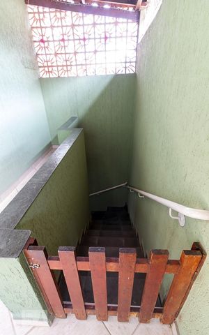 Casa à venda com 195m², 3 quartos e 3 vagasEscadas para área de serviço e churrasqueira