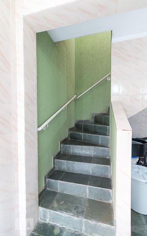 Casa à venda com 195m², 3 quartos e 3 vagasEscadas