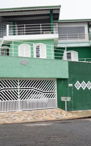 Casa à venda com 230m², 3 quartos e 2 vagasFachada