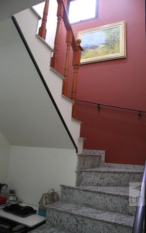Casa à venda com 208m², 4 quartos e 3 vagasEscadas