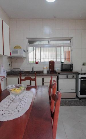 Casa à venda com 300m², 4 quartos e 2 vagas Casa à venda com 300m², 4 quartos e 2 vagascozinha