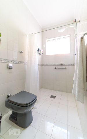 Casa à venda com 198m², 3 quartos e 2 vagas Casa à venda com 198m², 3 quartos e 2 vagasBanheiro Social
