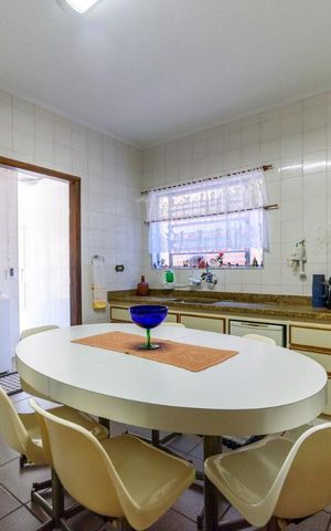 Casa à venda com 198m², 3 quartos e 2 vagas Casa à venda com 198m², 3 quartos e 2 vagasCozinha