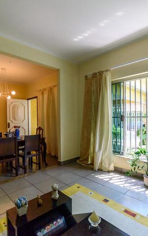 Casa à venda com 198m², 3 quartos e 2 vagas Casa à venda com 198m², 3 quartos e 2 vagasSala de Estar