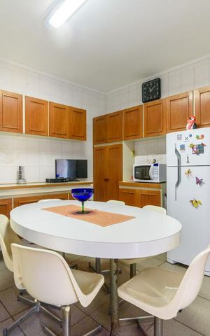 Casa à venda com 198m², 3 quartos e 2 vagas Casa à venda com 198m², 3 quartos e 2 vagasCozinha