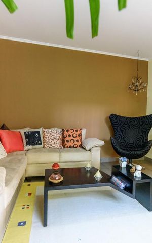 Casa à venda com 198m², 3 quartos e 2 vagas Casa à venda com 198m², 3 quartos e 2 vagasSala de Estar