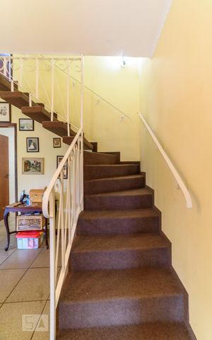 Casa à venda com 198m², 3 quartos e 2 vagas Casa à venda com 198m², 3 quartos e 2 vagasEscada
