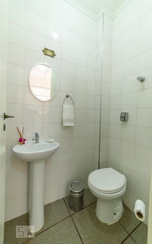 Casa à venda com 198m², 3 quartos e 2 vagas Casa à venda com 198m², 3 quartos e 2 vagasBanheiro de Serviço
