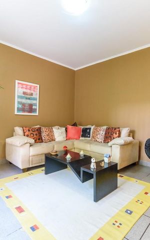 Casa à venda com 198m², 3 quartos e 2 vagas Casa à venda com 198m², 3 quartos e 2 vagasSala de Estar