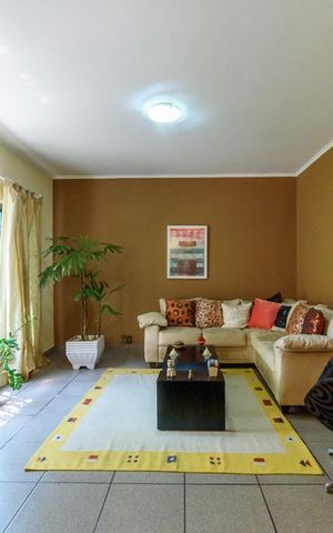 Casa à venda com 198m², 3 quartos e 2 vagas Casa à venda com 198m², 3 quartos e 2 vagasSala de Estar