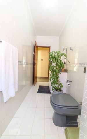 Casa à venda com 198m², 3 quartos e 2 vagas Casa à venda com 198m², 3 quartos e 2 vagasBanheiro Social
