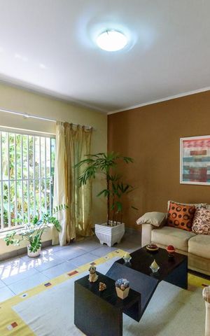 Casa à venda com 198m², 3 quartos e 2 vagas Casa à venda com 198m², 3 quartos e 2 vagasSala de Estar