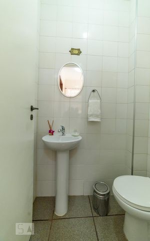 Casa à venda com 198m², 3 quartos e 2 vagas Casa à venda com 198m², 3 quartos e 2 vagasBanheiro de Serviço