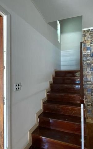 Casa à venda com 129m², 2 quartos e 2 vagas Casa à venda com 129m², 2 quartos e 2 vagasEscada
