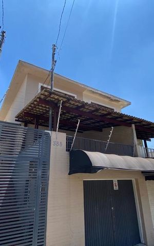 Casa à venda com 129m², 2 quartos e 2 vagas Casa à venda com 129m², 2 quartos e 2 vagasFachada