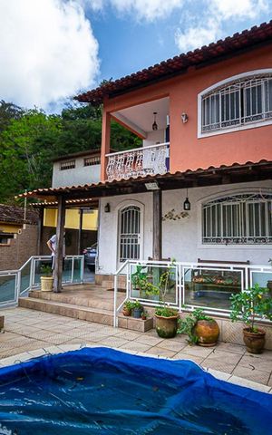 Casa à venda com 192m², 4 quartos e 3 vagas Casa à venda com 192m², 4 quartos e 3 vagasÁrea comum - Piscina