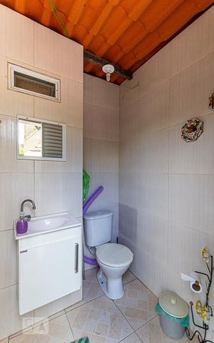 Casa à venda com 192m², 4 quartos e 3 vagas Casa à venda com 192m², 4 quartos e 3 vagasBanheiro da piscina