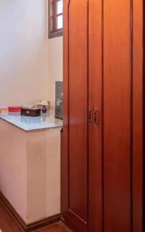 Casa à venda com 433m², 4 quartos e 6 vagas Casa à venda com 433m², 4 quartos e 6 vagasCloset