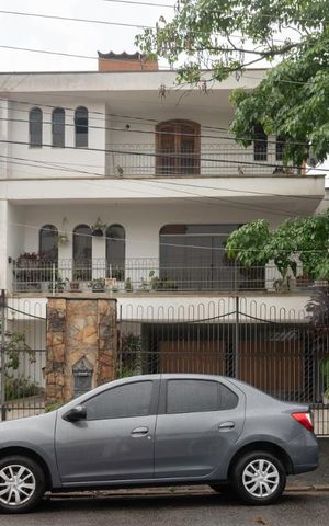 Casa à venda com 433m², 4 quartos e 6 vagas Casa à venda com 433m², 4 quartos e 6 vagasFachada