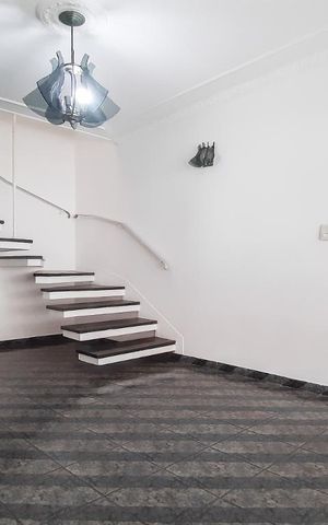 Casa à venda com 190m², 3 quartos e 2 vagas Casa à venda com 190m², 3 quartos e 2 vagasSala