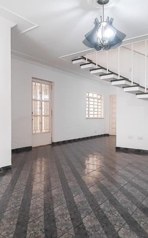 Casa à venda com 190m², 3 quartos e 2 vagas Casa à venda com 190m², 3 quartos e 2 vagasSala