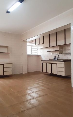 Casa à venda com 190m², 3 quartos e 2 vagas Casa à venda com 190m², 3 quartos e 2 vagasCozinha