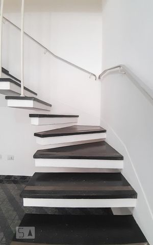 Casa à venda com 190m², 3 quartos e 2 vagas Casa à venda com 190m², 3 quartos e 2 vagasEscadas
