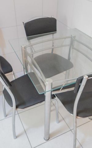 Casa de condomínio à venda com 109m², 2 quartos e 3 vagas Casa de condomínio à venda com 109m², 2 quartos e 3 vagasMesa e cadeiras