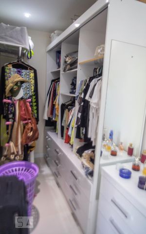 Casa de condomínio à venda com 500m², 4 quartos e 2 vagas Casa de condomínio à venda com 500m², 4 quartos e 2 vagasCloset Suite 1