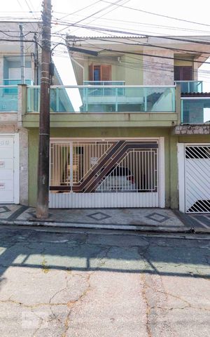 Casa à venda com 180m², 3 quartos e 2 vagas Casa à venda com 180m², 3 quartos e 2 vagasFachada