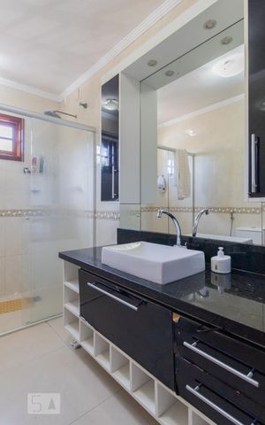Casa à venda com 230m², 5 quartos e 1 vaga Casa à venda com 230m², 5 quartos e 1 vagaBanheiro 1