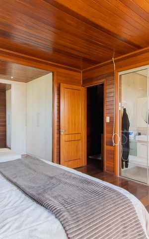 Casa à venda com 230m², 5 quartos e 1 vaga Casa à venda com 230m², 5 quartos e 1 vagaQuarto Suíte