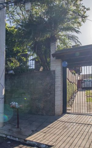 Casa à venda com 230m², 5 quartos e 1 vaga Casa à venda com 230m², 5 quartos e 1 vagaFachada