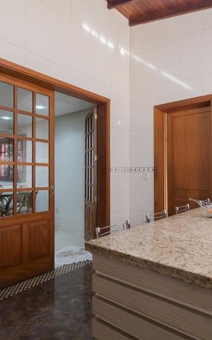 Casa à venda com 230m², 5 quartos e 1 vaga Casa à venda com 230m², 5 quartos e 1 vagaCozinha